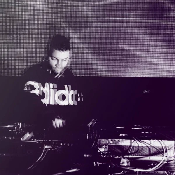 El Stray performing